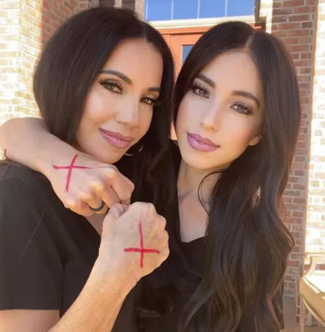 daughter and mother look so alike that people believe they had lastic surge 10770