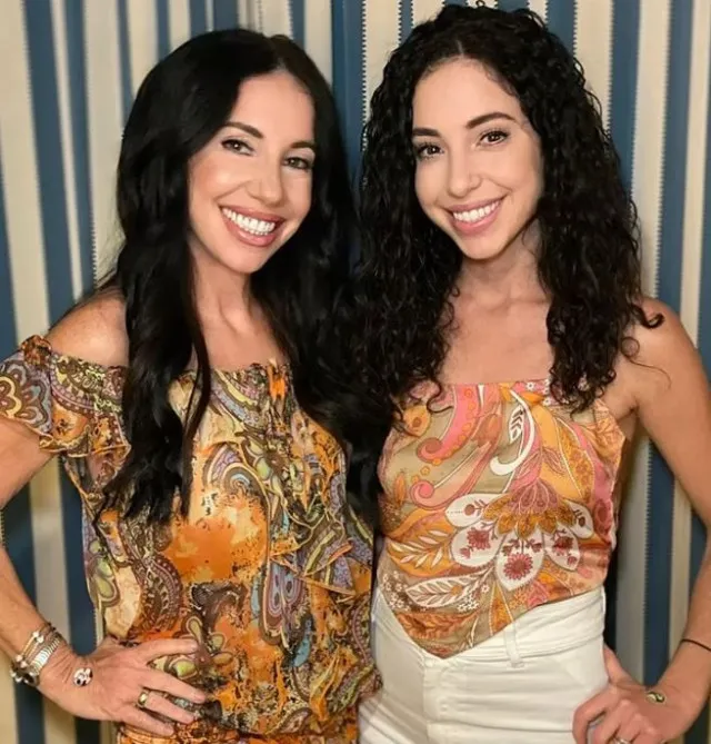 daughter and mother look so alike that people believe they had lastic surge 10766