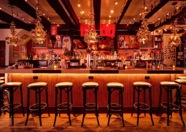 man leaves pub after being told off for how he queued at the bar 10801