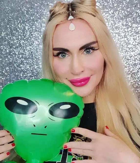 woman claims to be in love with alien partner and refuse to reveals his ind 10931