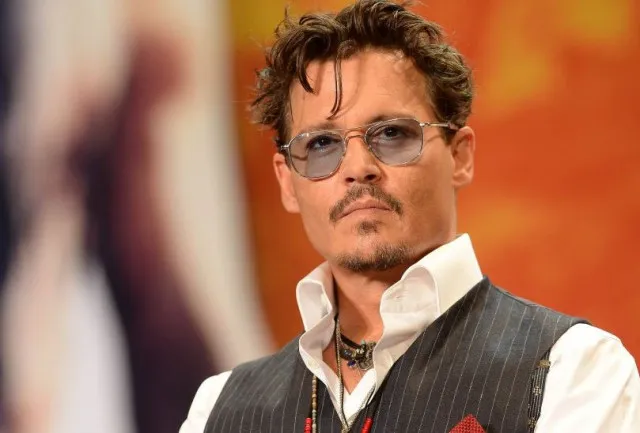 johnny depp reflects on awkward on-screen kiss with keira knightley 10948