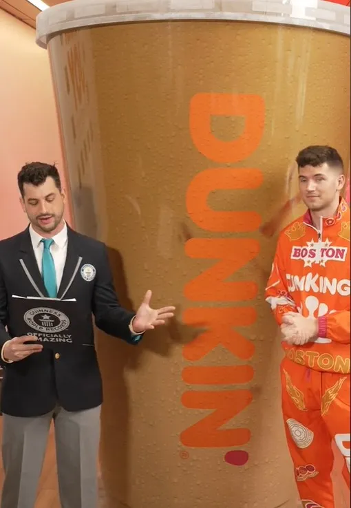 man sets world record for brewing the largest iced coffee using 3,200 shots 11014