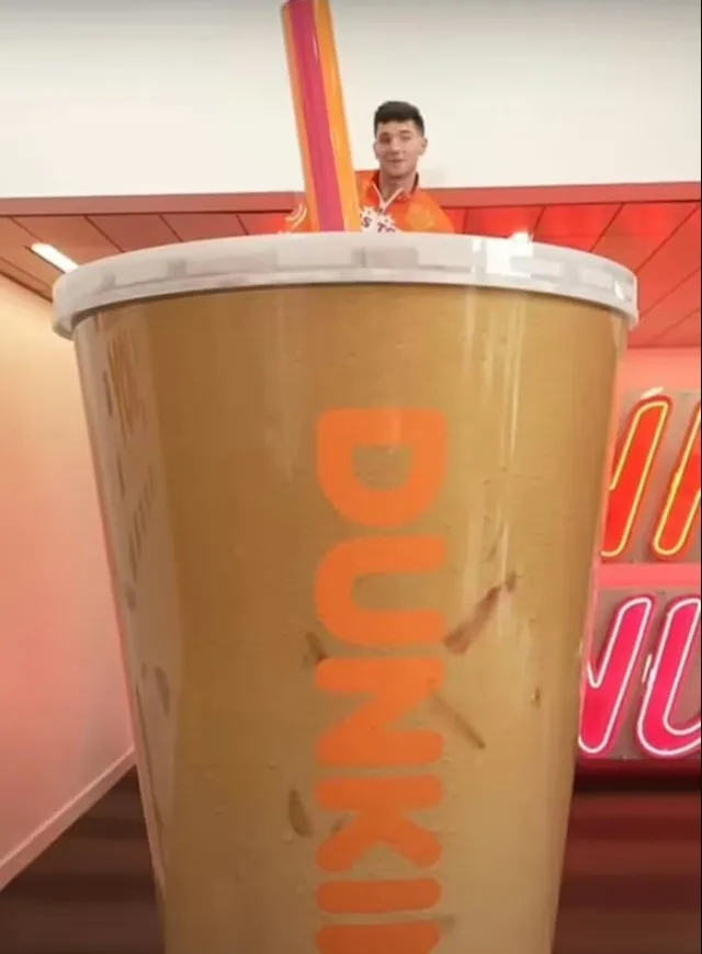 man sets world record for brewing the largest iced coffee using 3,200 shots 11010