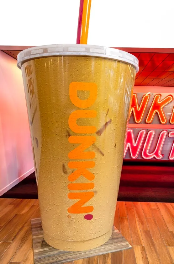 man sets world record for brewing the largest iced coffee using 3,200 shots 11012