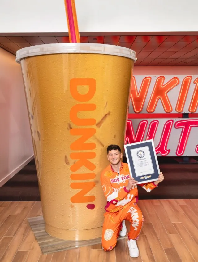 man sets world record for brewing the largest iced coffee using 3,200 shots 11013