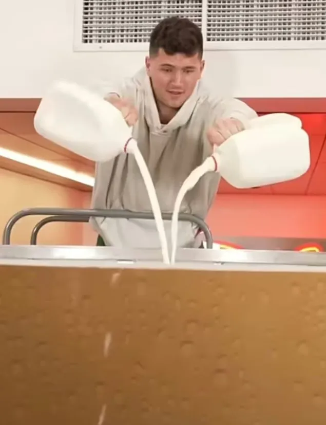 man sets world record for brewing the largest iced coffee using 3,200 shots 11011
