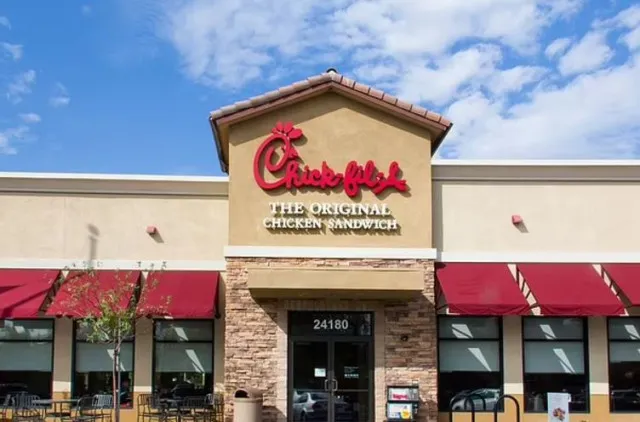 chick-fil-a employee throws away a full tray of chicken nuggets 11075