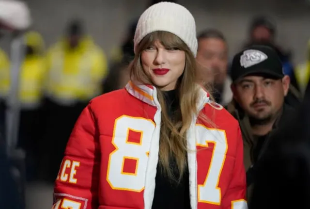 taylor swift tips stadium worker $100 at chiefs game 11062