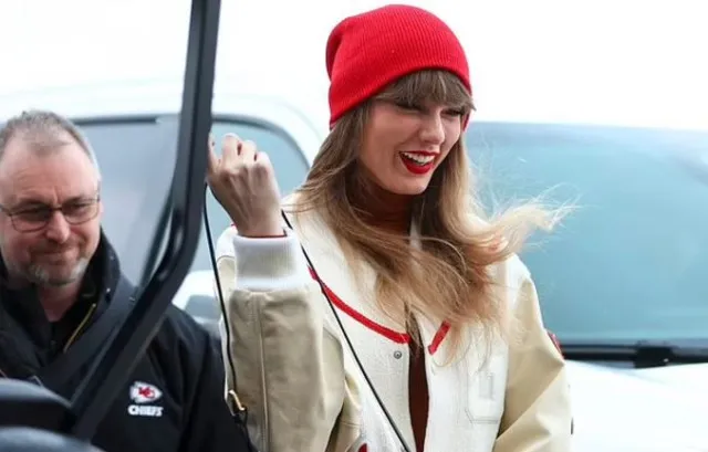 taylor swift tips stadium worker $100 at chiefs game 11063