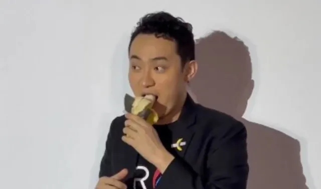 crypto boss ends up eating $6.3m banana artwork he bought last week 11225