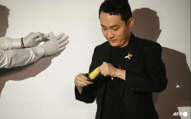 crypto boss ends up eating $6.3m banana artwork he bought last week 11226