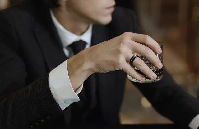 cruise ship worker reveals dark reason some passengers wearing black rings 11246