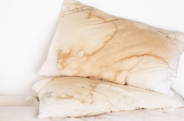 doctor warns about the health risks of sleeping on a yellow pillow 11228