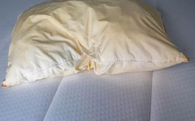 doctor warns about the health risks of sleeping on a yellow pillow 11229