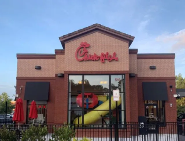 chick-fil-a workers throw away food in front of customers at closing time 11591