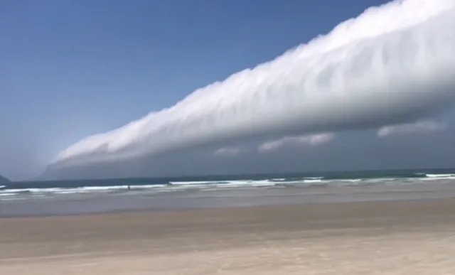 viewers baffled after captured strage cloud in sky 11511