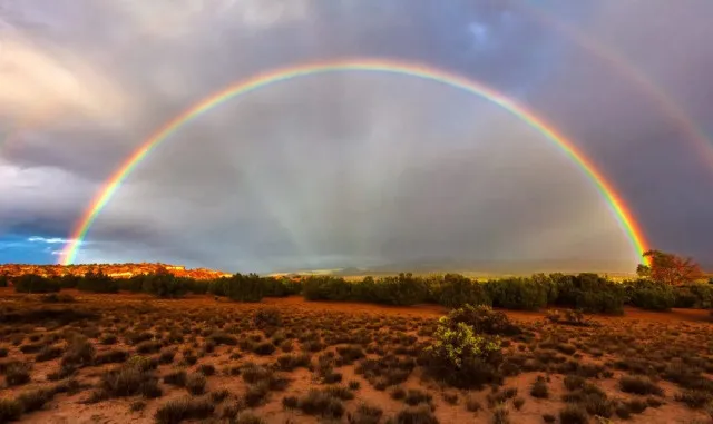 how many colors does a rainbow really have? 11957