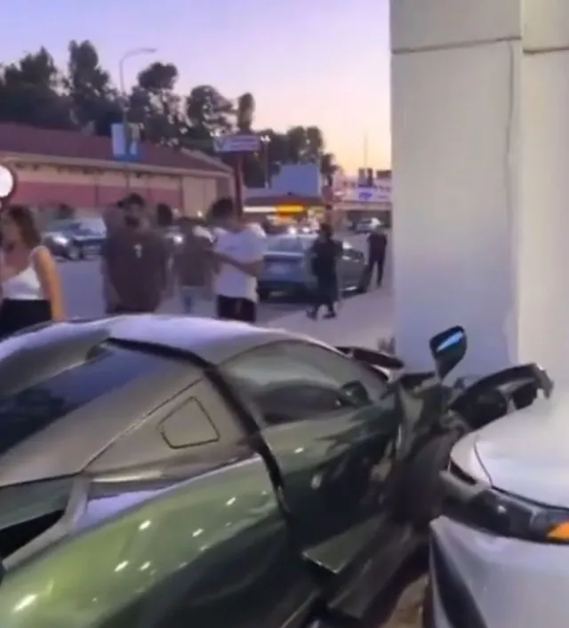 youtuber crashes $1.4 million mclaren senna while trying to impress crowd 12029