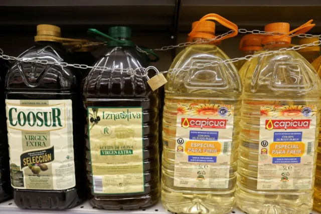 why many supermarkets are locking olive oil bottles 12115