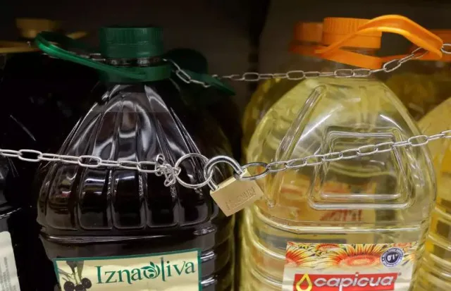 why many supermarkets are locking olive oil bottles 12116
