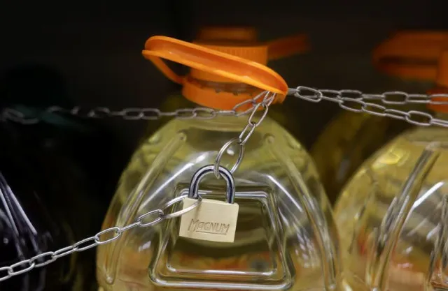 why many supermarkets are locking olive oil bottles 12114