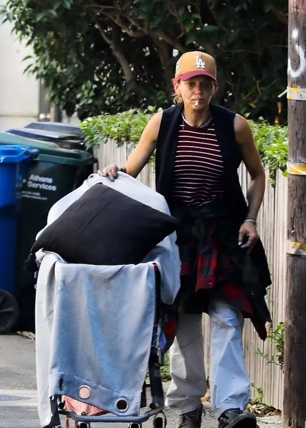 loni willison spotted rummaging through a dumpster in los angeles 12423