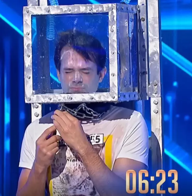 man locks himself in a real-life saw-inspired trap to test escape skills 12411