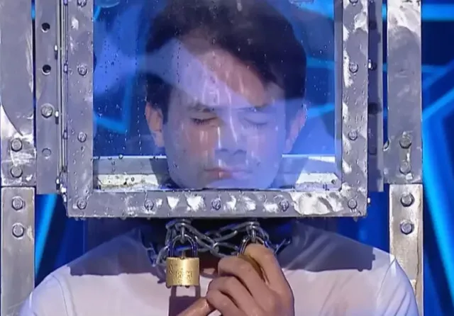 man locks himself in a real-life saw-inspired trap to test escape skills 12414