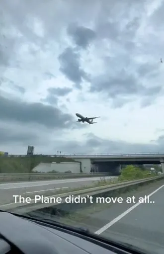 people stunned after spotting plane stop mid-air 12715