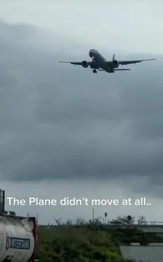 people stunned after spotting plane stop mid-air 12711