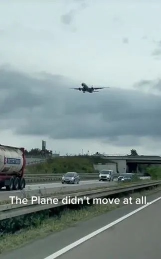 people stunned after spotting plane stop mid-air 12712