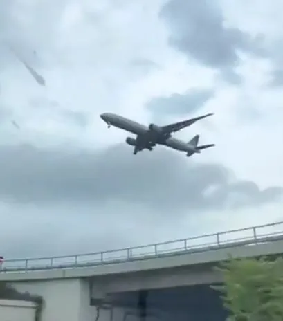 people stunned after spotting plane stop mid-air 12713