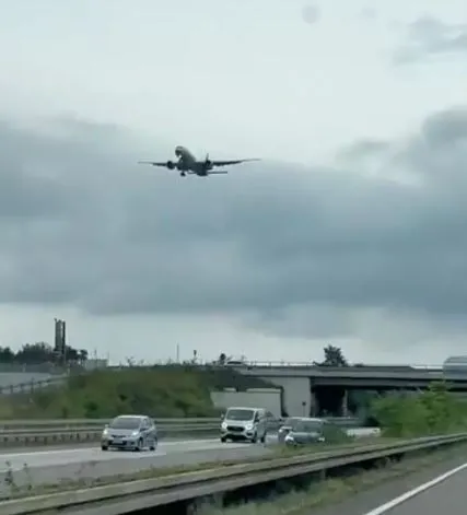 people stunned after spotting plane stop mid-air 12714