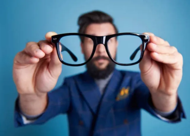 video reveals how people with glasses perceive the world 13022