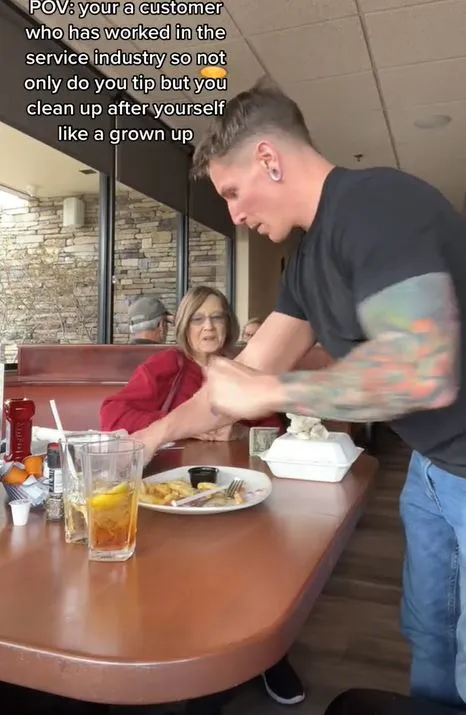 customer sparks debate after cleaning up for server at restaurant after eat 13099