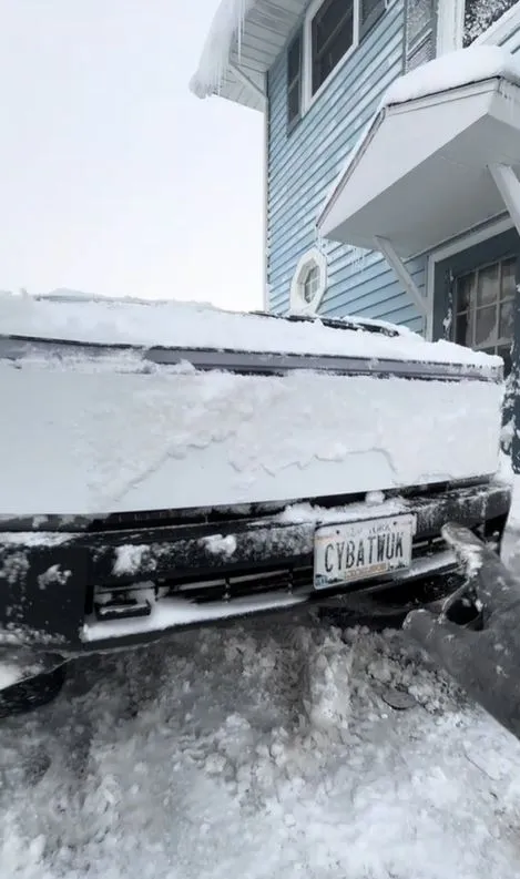 cybertruck drivers face ‘ice wall’ design flaw during first snowfall 13129