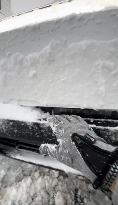 cybertruck drivers face ‘ice wall’ design flaw during first snowfall 13130