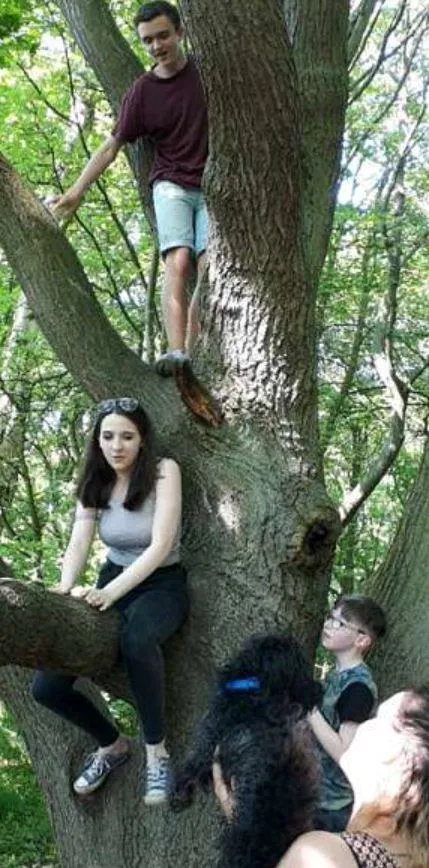mother-of-two captures chilling photo of ghost child behind her son 13101