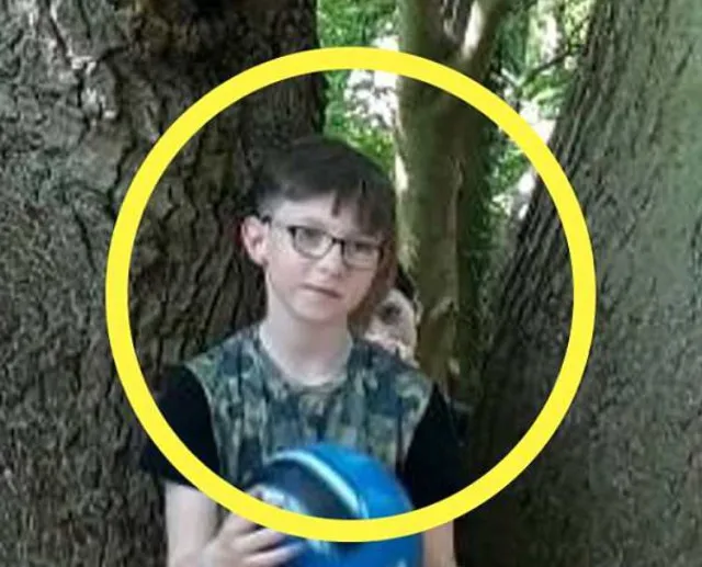 mother-of-two captures chilling photo of ghost child behind her son 13103
