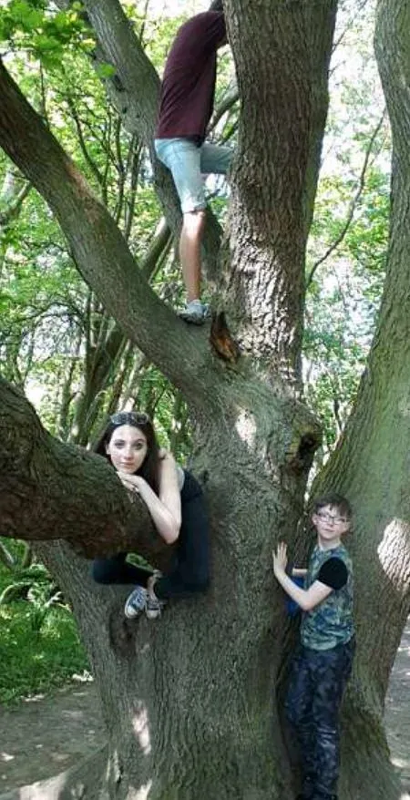 mother-of-two captures chilling photo of ghost child behind her son 13102