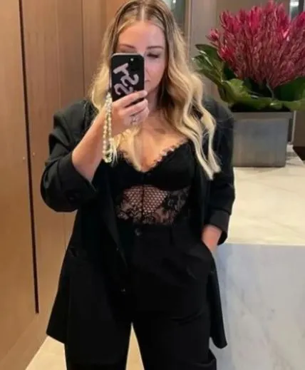 boss responds to a gen z employees request to leave work early after she c 13259