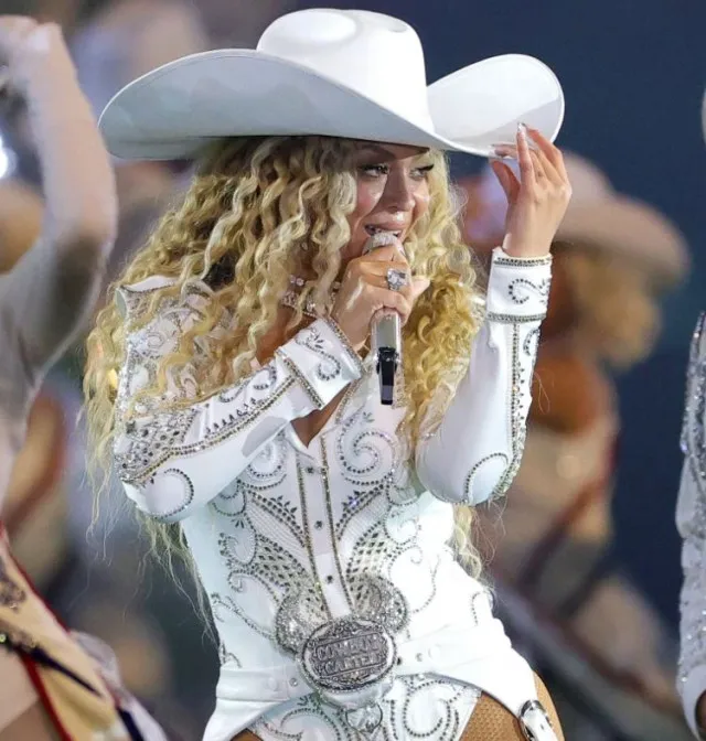 fans stunned after beyonce pulled a banned gesture during nfl halftime show 13147