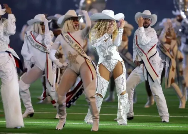 fans stunned after beyonce pulled a banned gesture during nfl halftime show 13146