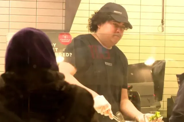 customer attacks employee behind counter after alleging restaurant messed u 13314