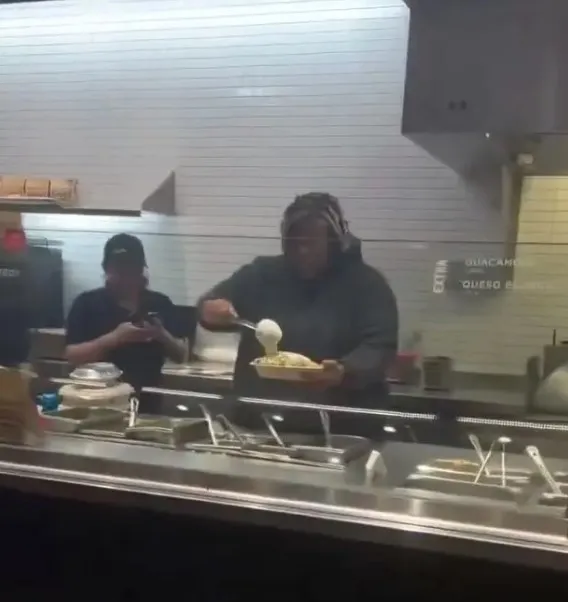customer attacks employee behind counter after alleging restaurant messed u 13316