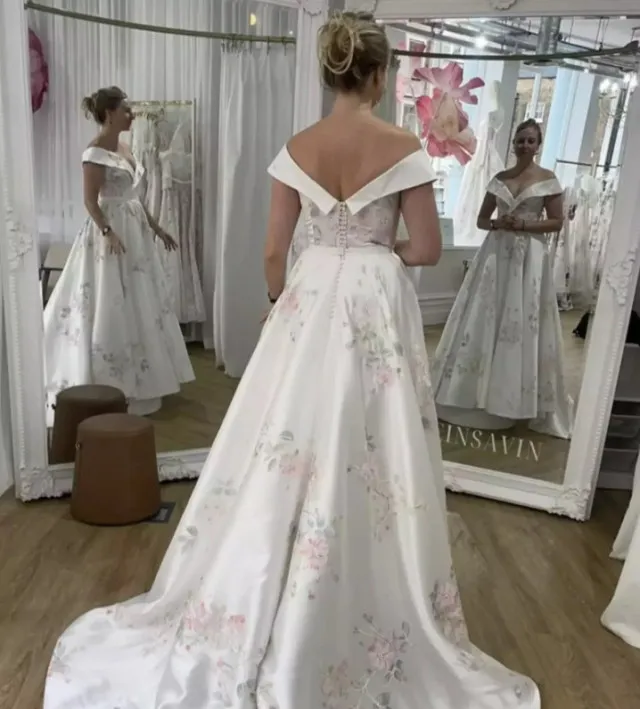 people left cringing over woman’s disturbing wedding dress reflection 13307