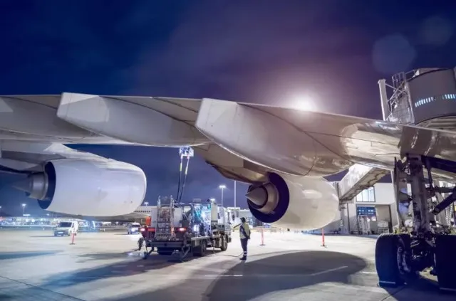 baggage handlers reveal why they have to throw luggage at airport 13387