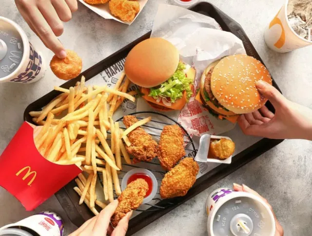 why dont mcdonalds employees use knives in their kitchens? 13365