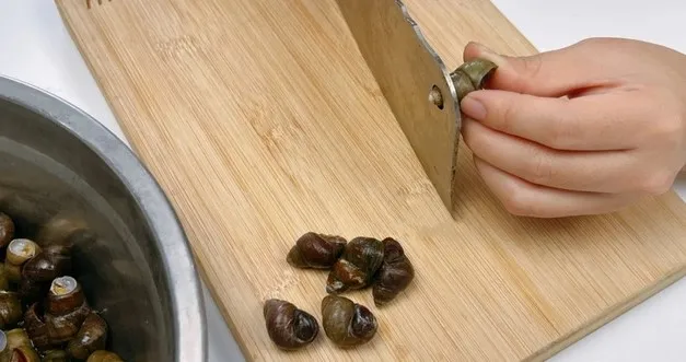 exact function of the small hole in the knife that only a few people know 13508