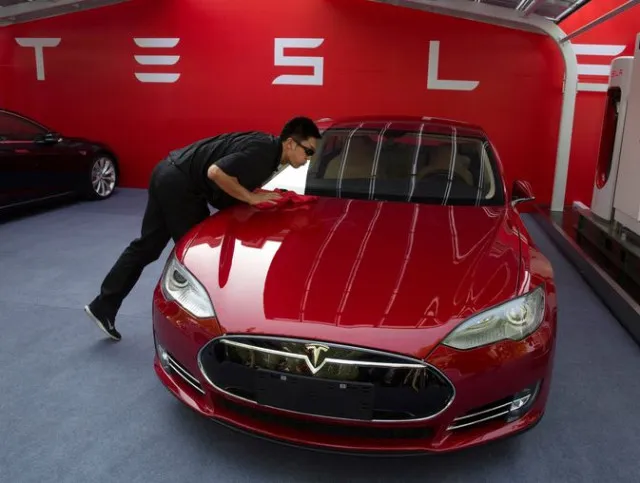 startling amount that elon musk pays tesla employees as the richest man in 13548